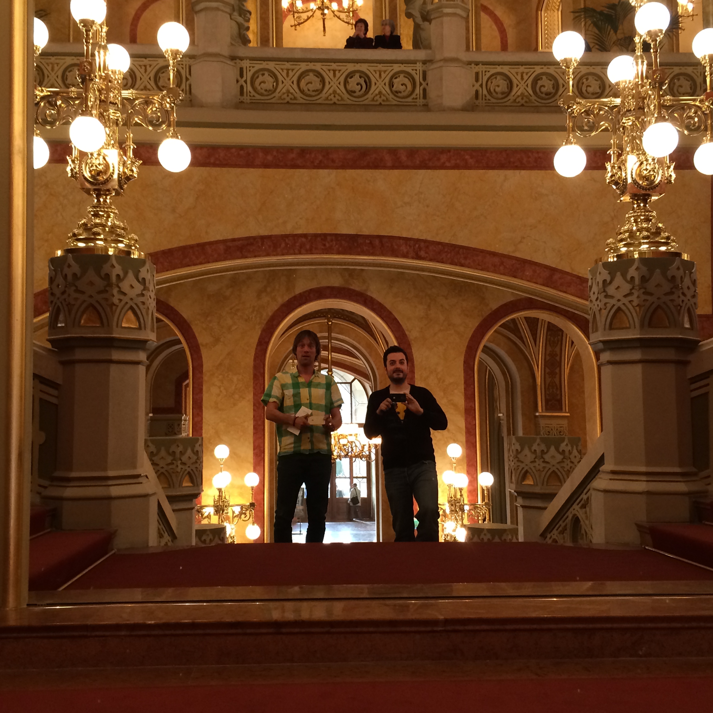 Illustration for article titled Pinaasztal mögött szivarozhat Fekete György az Aranykalickában