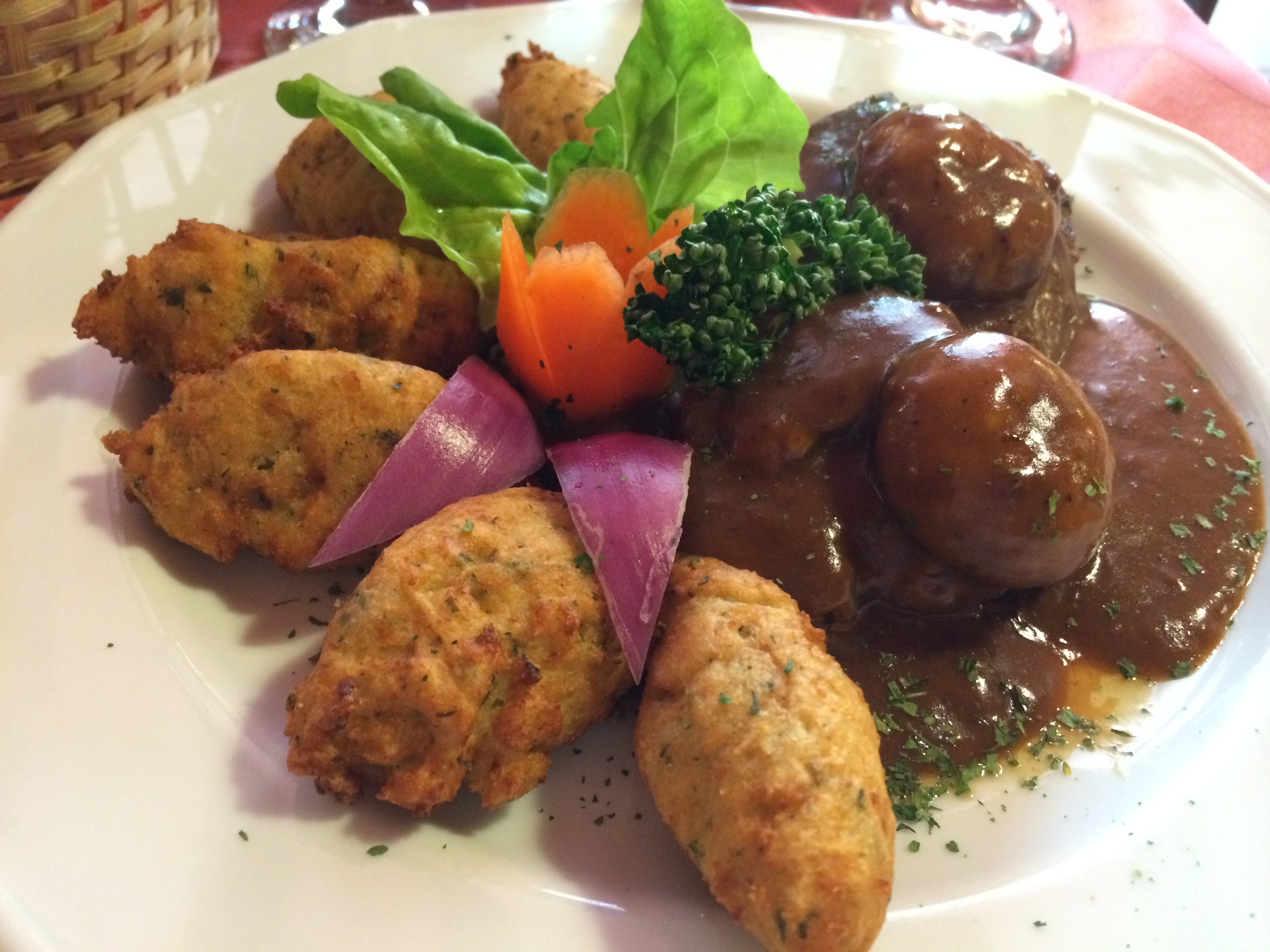 Illustration for article titled Zsír és kommunizmus: a Tüköry étterem