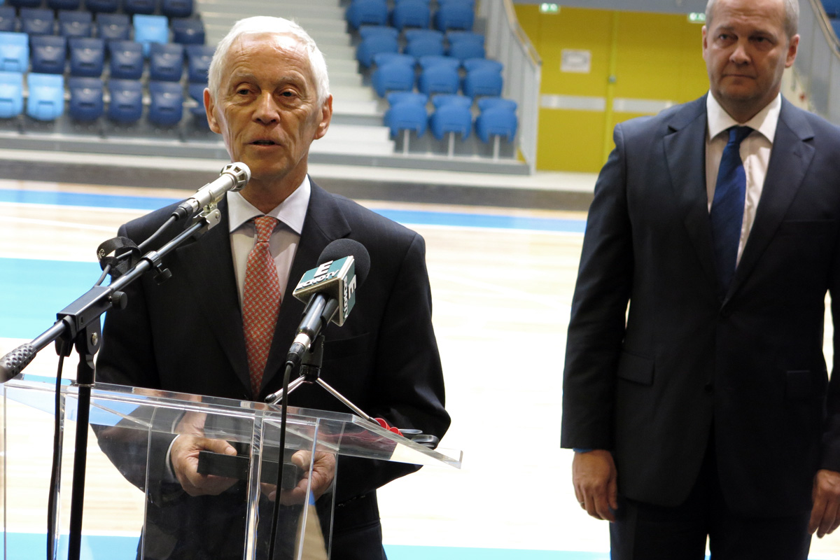 Illustration for article titled Simicskó Air István majdnem bezsákolta a kisgyereket