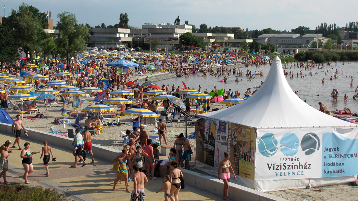 Illustration for article titled Magyarországnak is van homokos tengerpartja – Dubaj-teszt Velencén