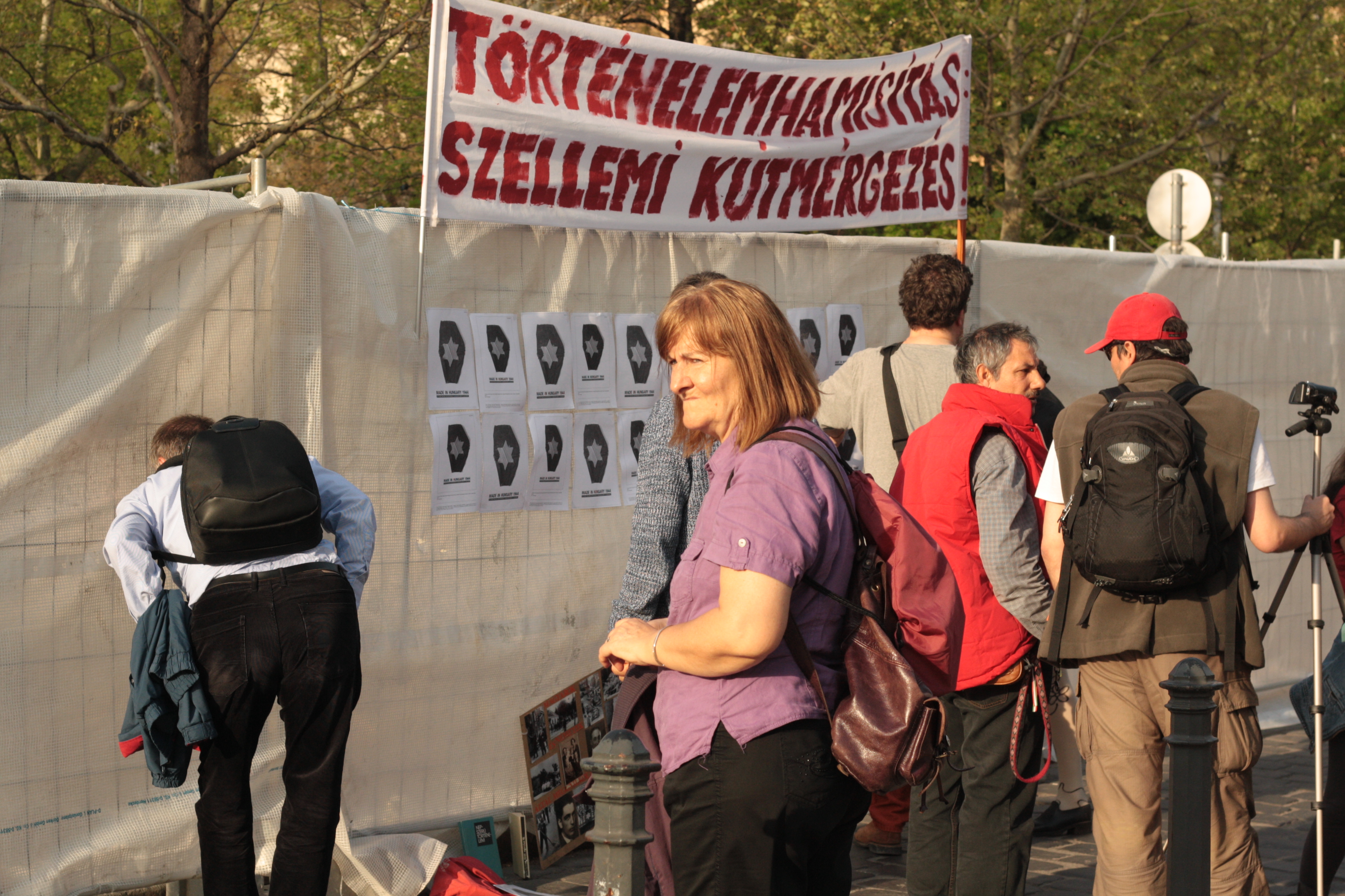 Kordont bontottak az újrakezdett német emlékműnél (frissítve)