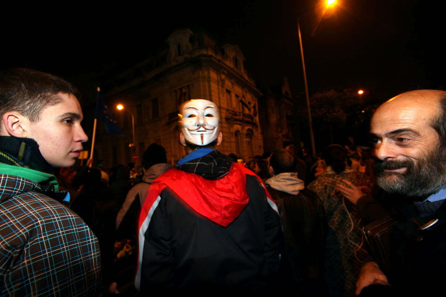 Illustration for article titled Demszky Gábor is ott volt a Fidesz székház ostrománál