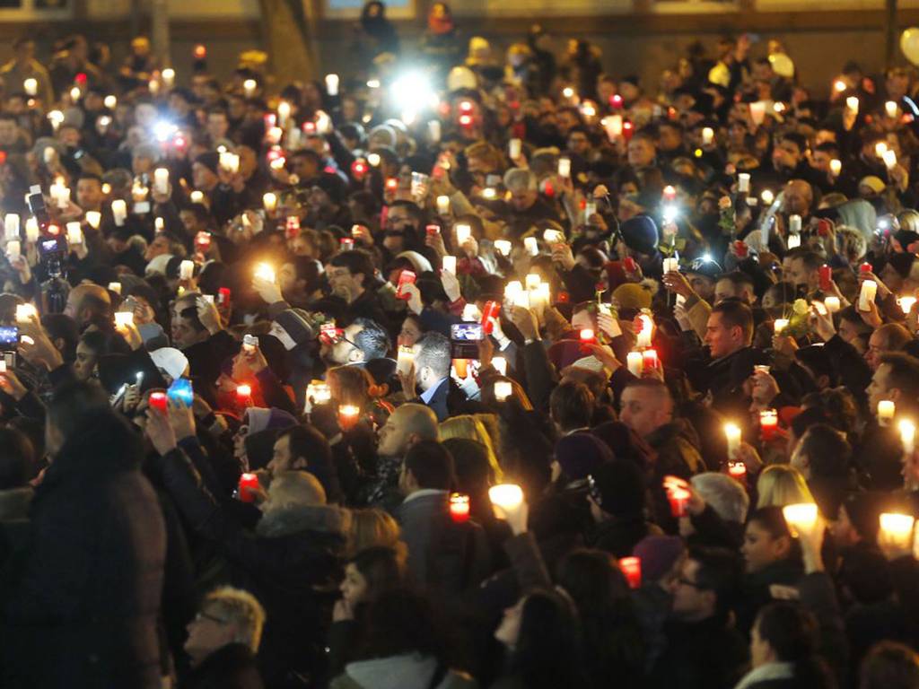 Illustration for article titled Ezrek gyászolják az agyonvert diáklányt, aki segített két nőnek