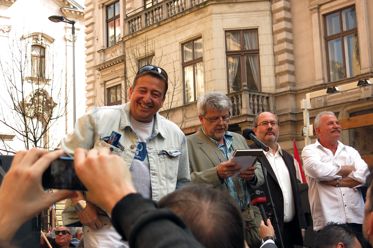 Illustration for article titled Harcba boldog jövőért megyünk – képeink a Második Békemenetről