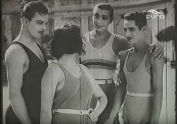 Öves és öv nélküli fürdőruhák aránya 3:1. Háttal a csábító vampot játszó Zombory Mercedes.