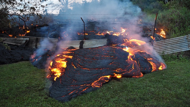 Drágám, nézz már ki a kert végébe, megint átmászott a láva a kerítésen