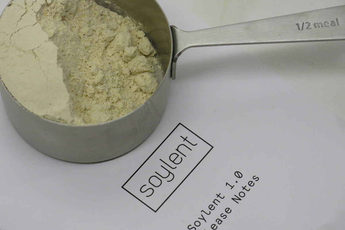 Illustration for article titled Lehet élni a disztópikus jövő takonyszínű csodaételén, de érdemes is?