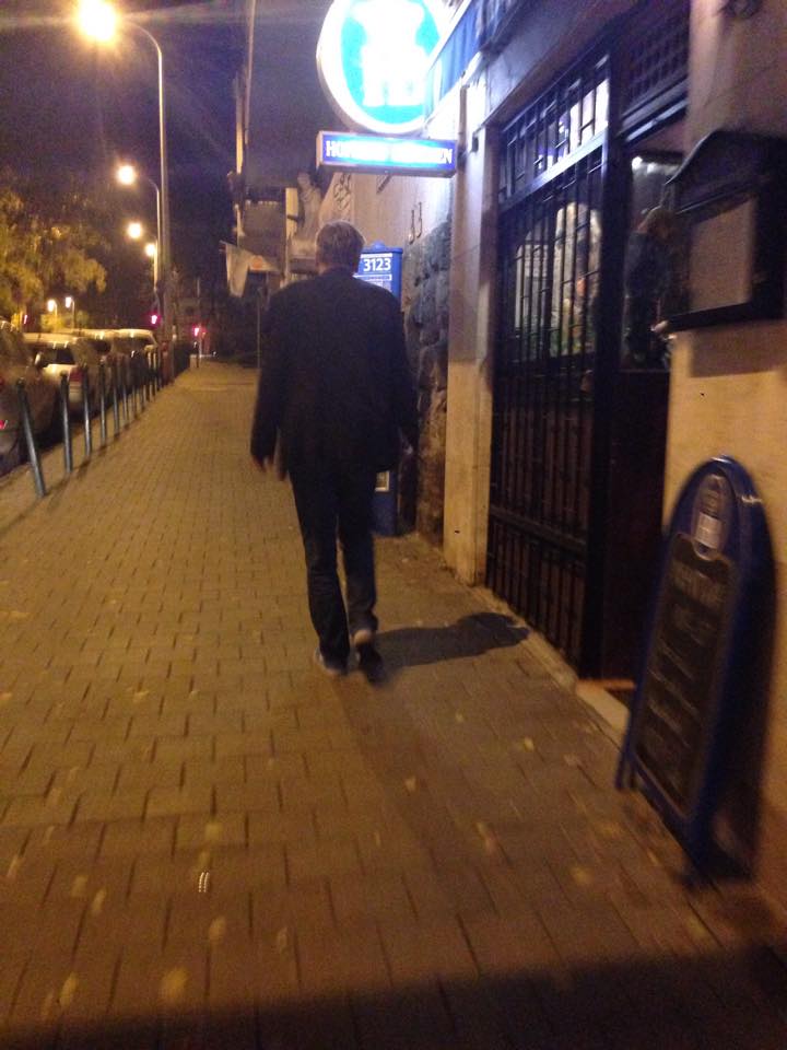 Illustration for article titled Így könnyít magán egy exfőpolgármester közterületen