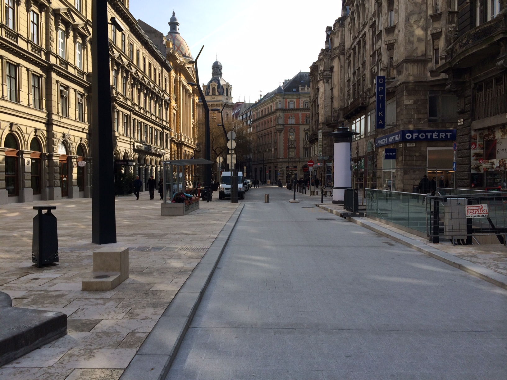 Illustration for article titled Az autós- és térkőmaffia tönkrevágta a Ferenciek terét