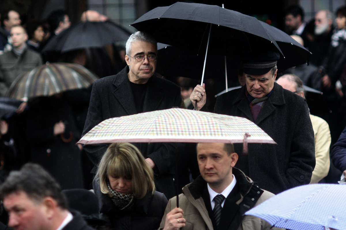 Illustration for article titled Elég egy szálat elszakítani – ma temették Borbély Szilárdot