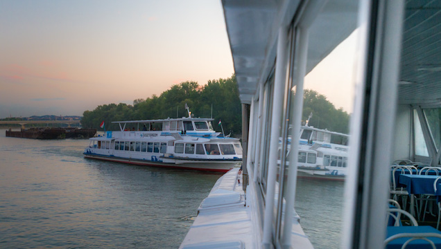 Leállt egy Szigetre tartó hajó motorja, két másikkal ütközött a Dunán