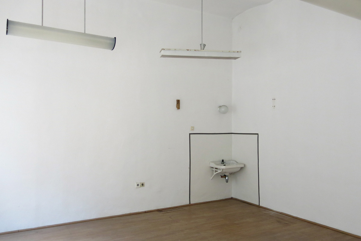 Illustration for article titled Ebbe az Andrássy úti bérpalotába költözik a Cink