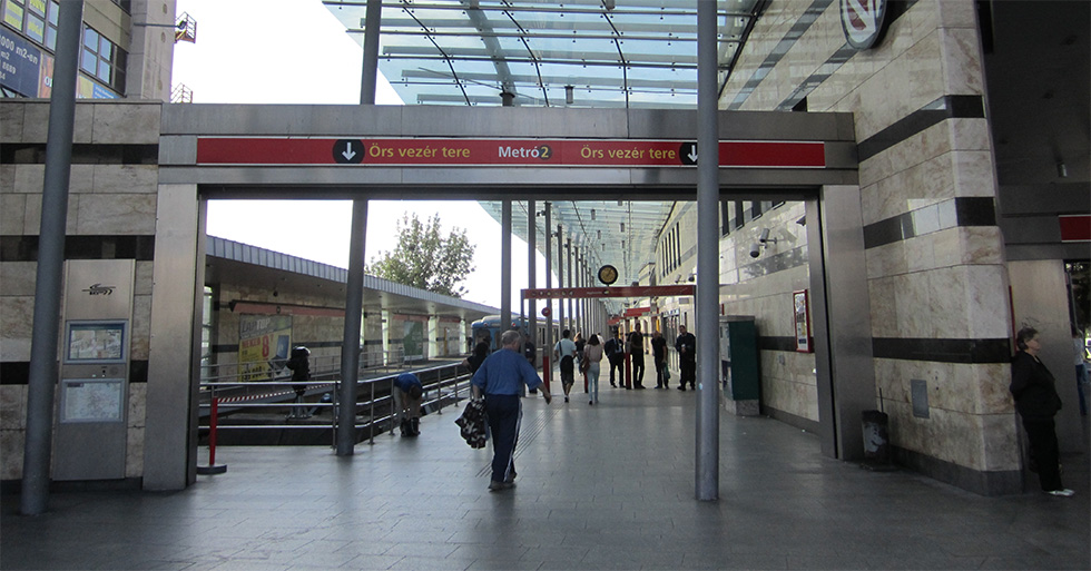 Egymillióan a szélső vágány melletti mozgójárdáért!