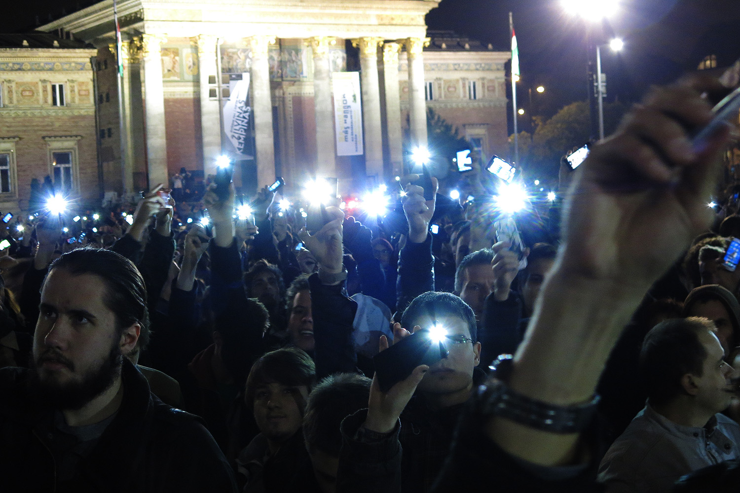 Illustration for article titled Demszky Gábor is ott volt a Fidesz székház ostrománál