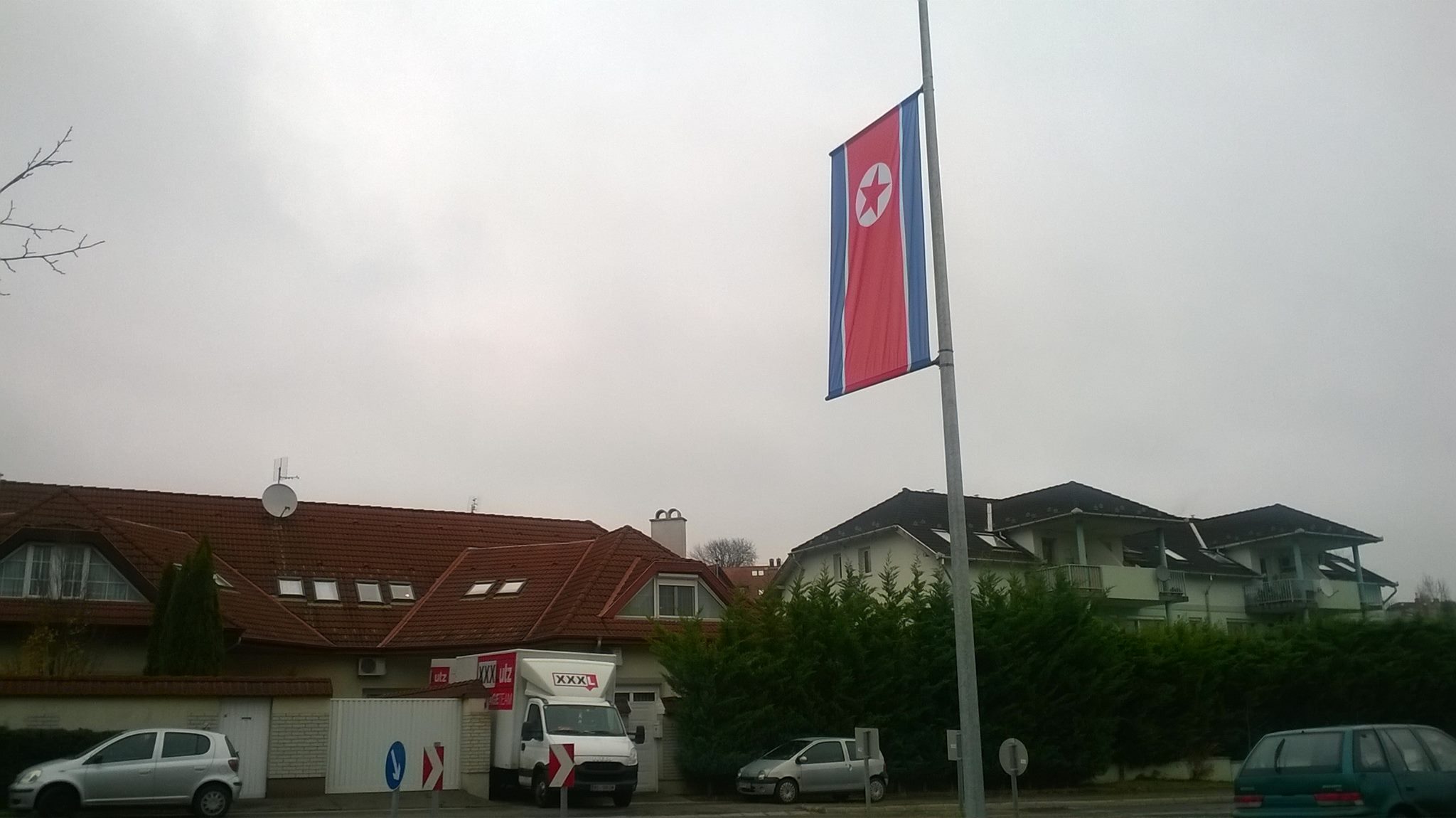 Illustration for article titled Mit keresnek észak-koreai zászlók Békásmegyeren?