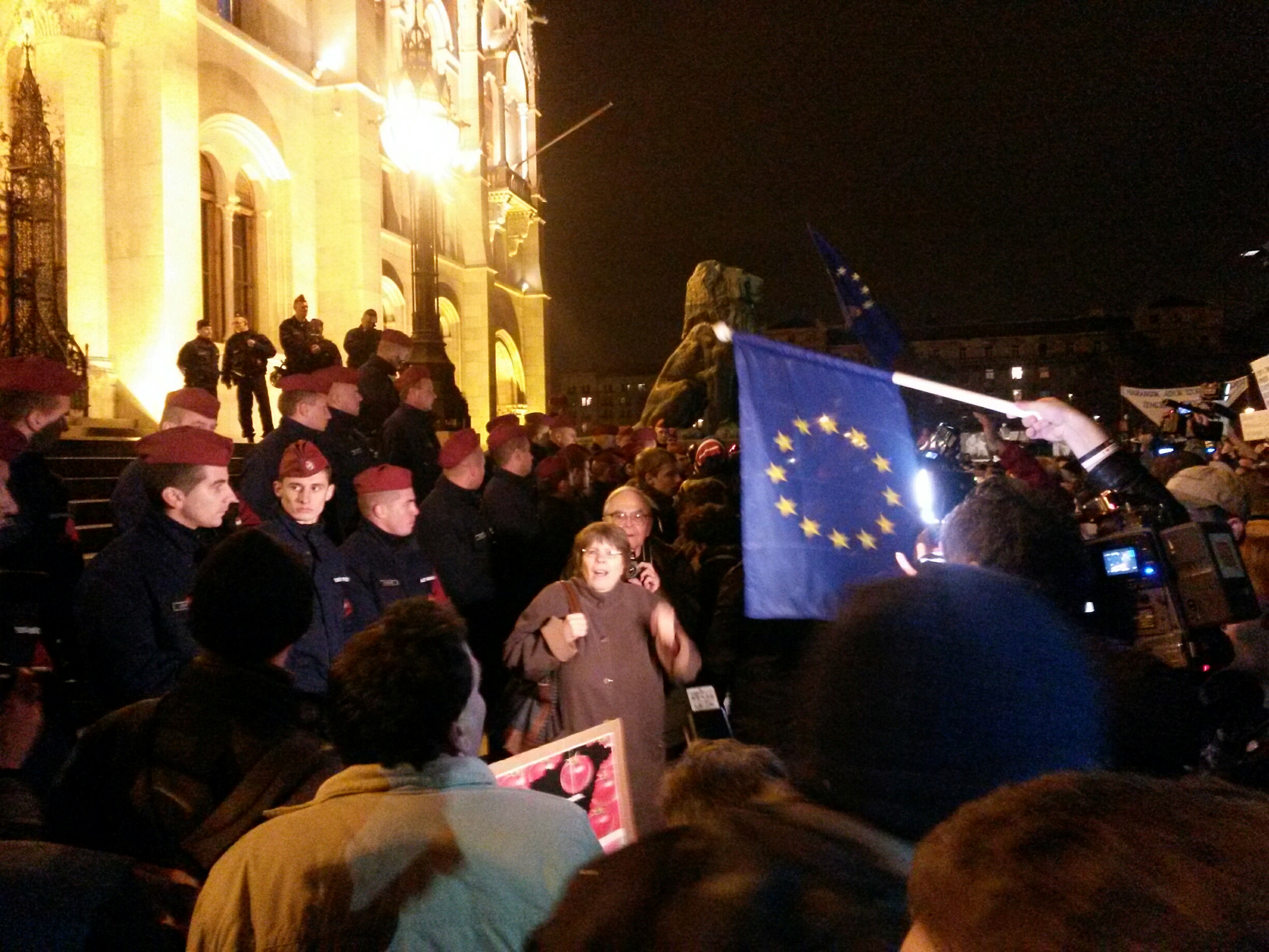 A rendőrök elkezdték kiszorítani a tömeget (update: egyelőre csak felszólítanak)