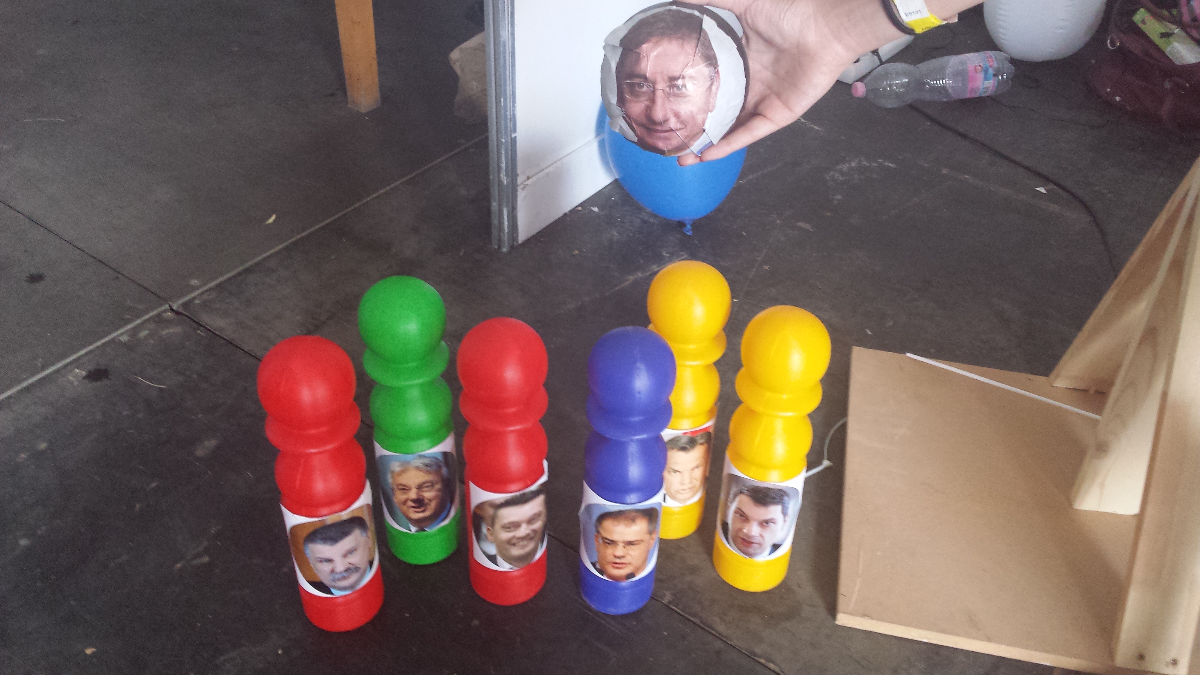 Sör, pina, sminktükör: így küzdenek a pártok az EFOTT-on a fiatalokért