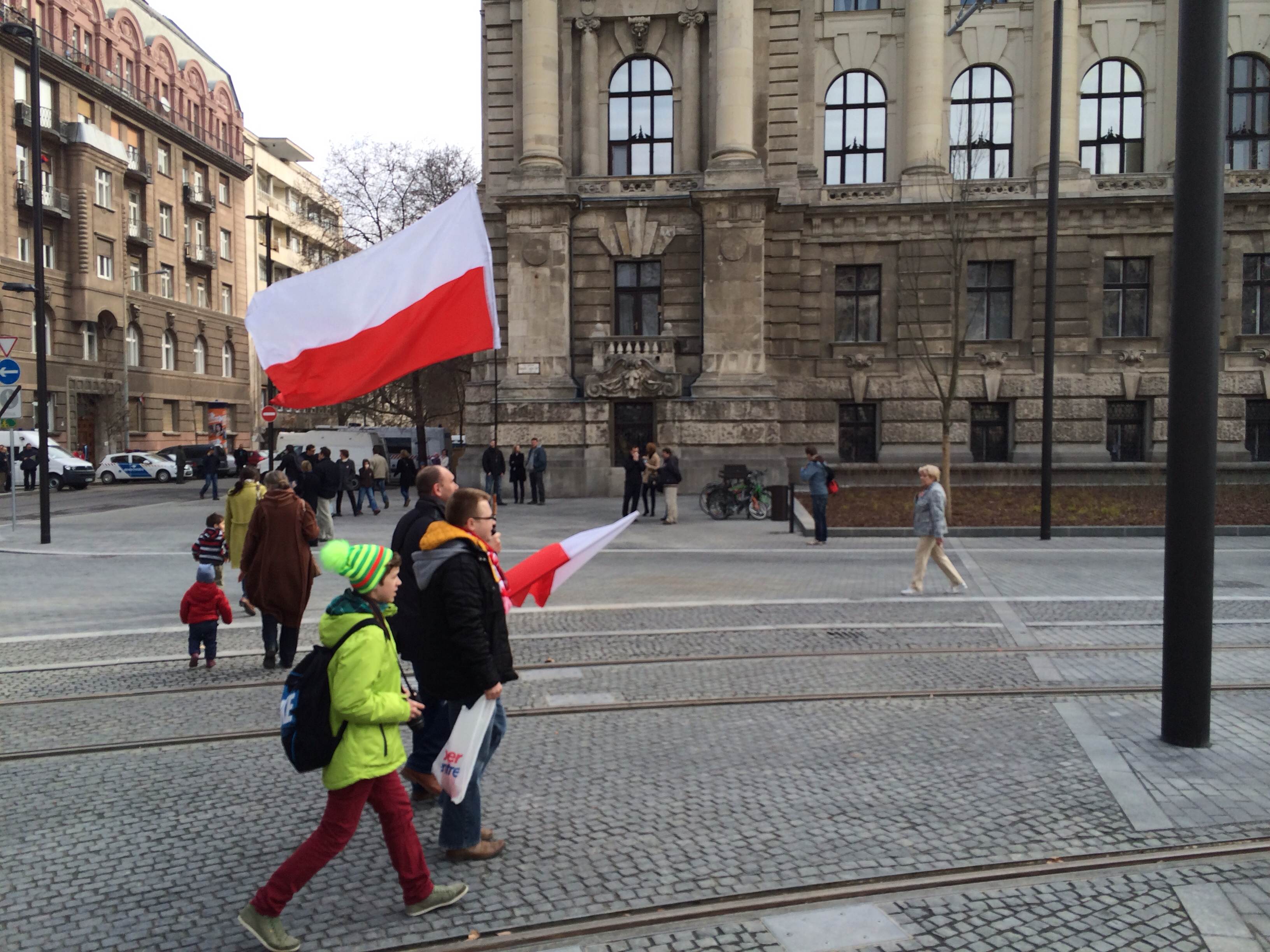 Illustration for article titled Március 15. - Pajkos esőcseppek a kopasz fejeken (Percről percre)
