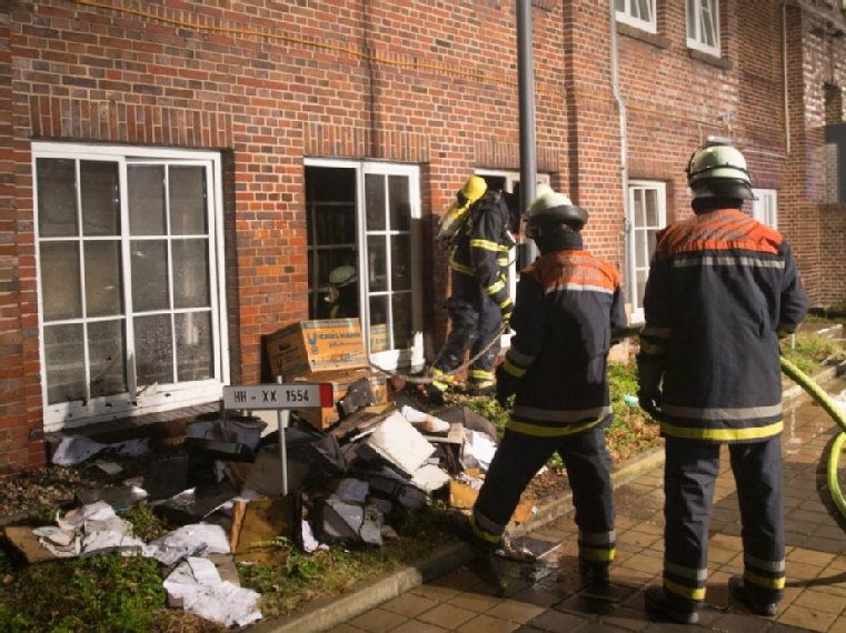 Felgyújtottak egy szerkesztőséget, amely közölte a Charlie karikatúráit