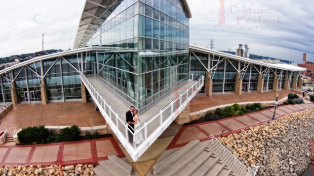 Itt az új dili: drón viszi a jegygyűrűt és fotózza az ifjú párt