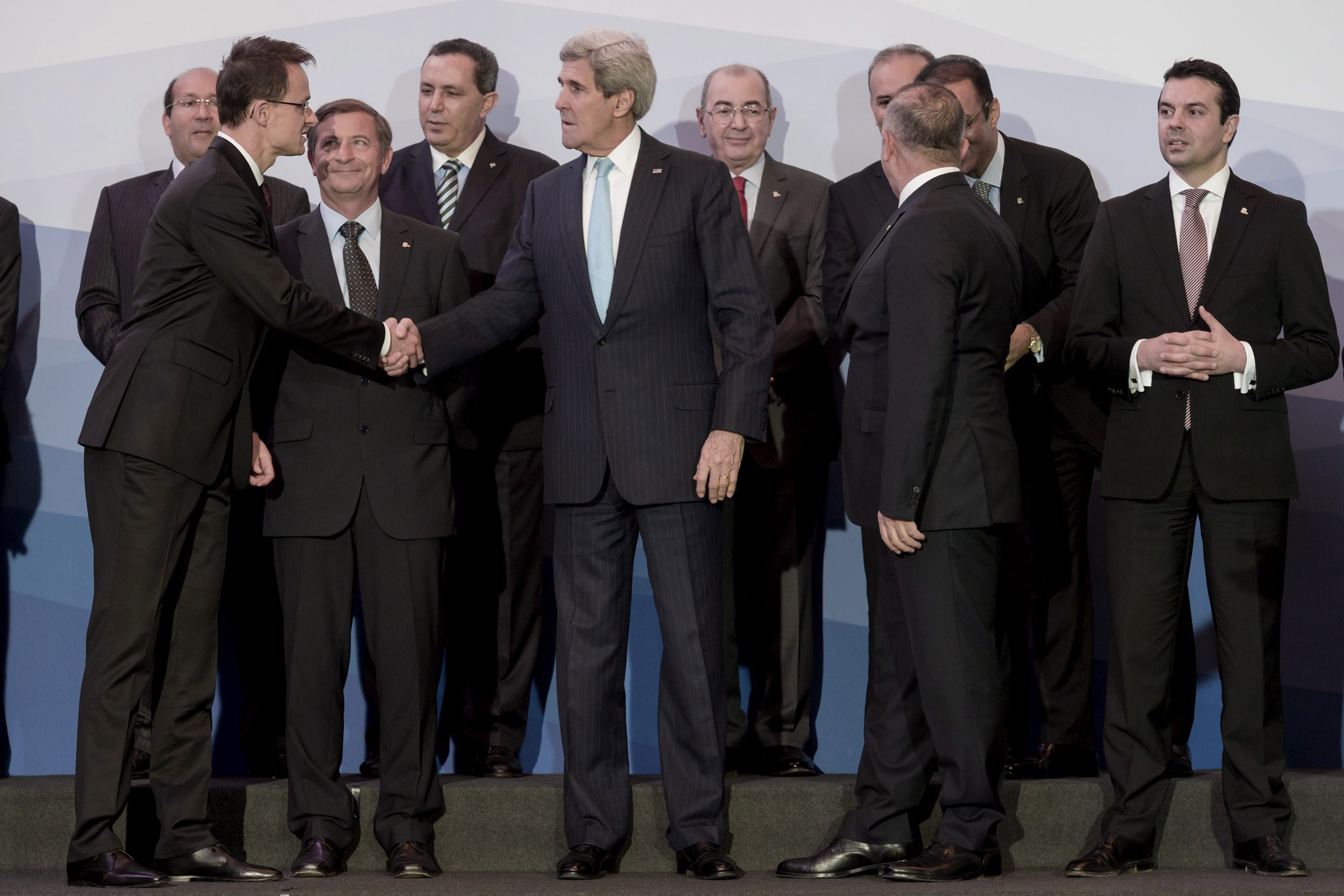 Miért vett új nadrágot Szijjas külügyminiszter?