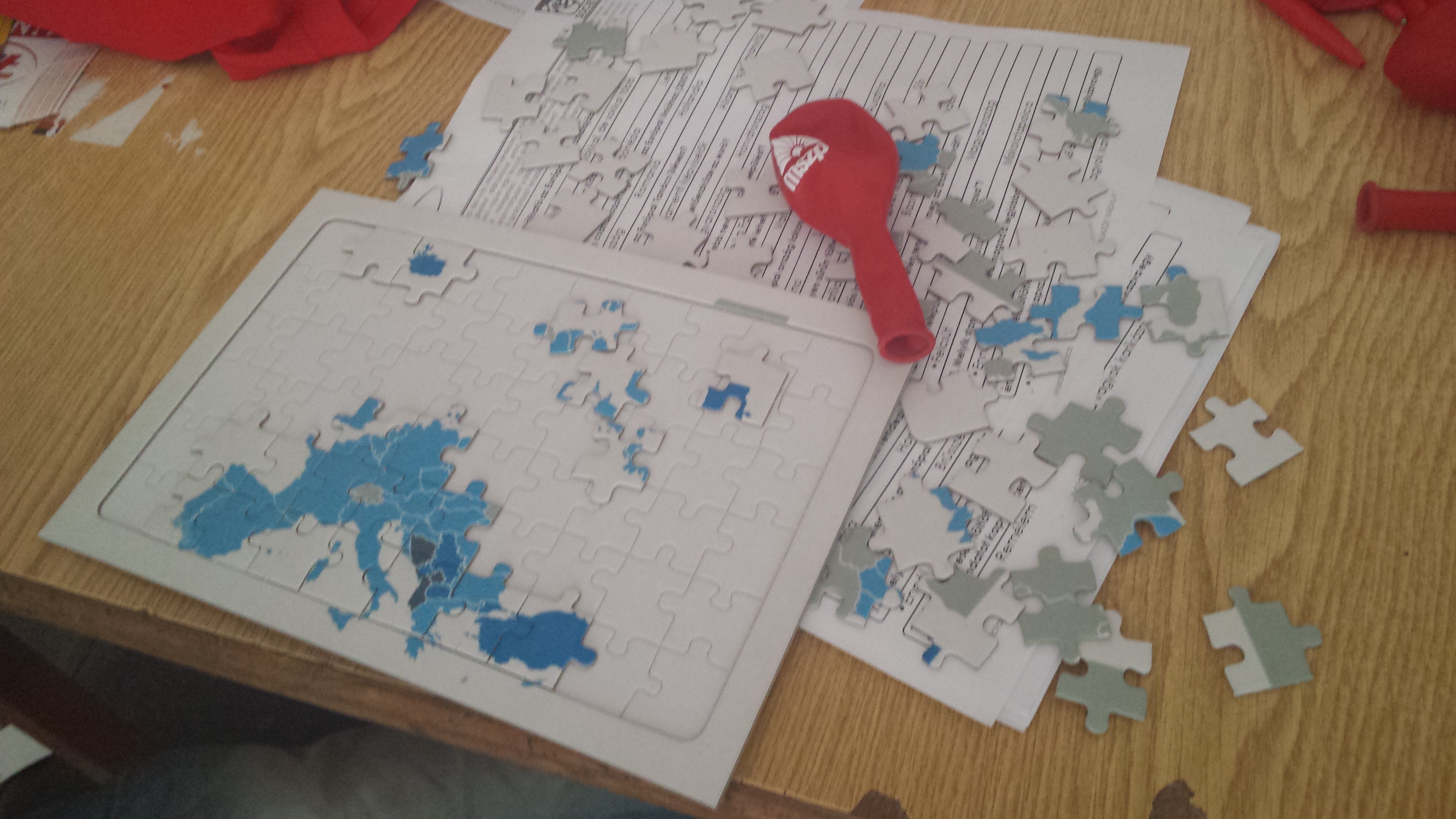 Illustration for article titled Sör, pina, sminktükör: így küzdenek a pártok az EFOTT-on a fiatalokért