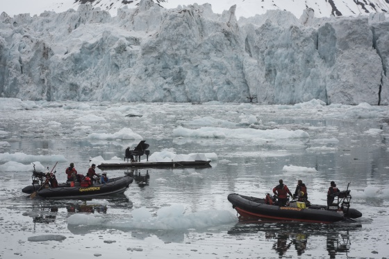 Illustration for article titled Zongora koncert úszó jégtáblák és leomló gleccserek között!