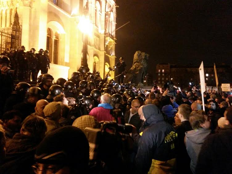 Rengeteg rohamsisakos rendőr áll a Parlament előtt