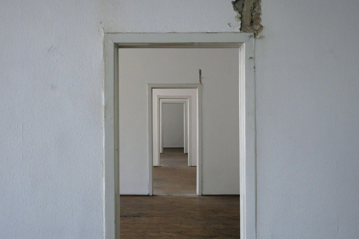 Illustration for article titled Ebbe az Andrássy úti bérpalotába költözik a Cink