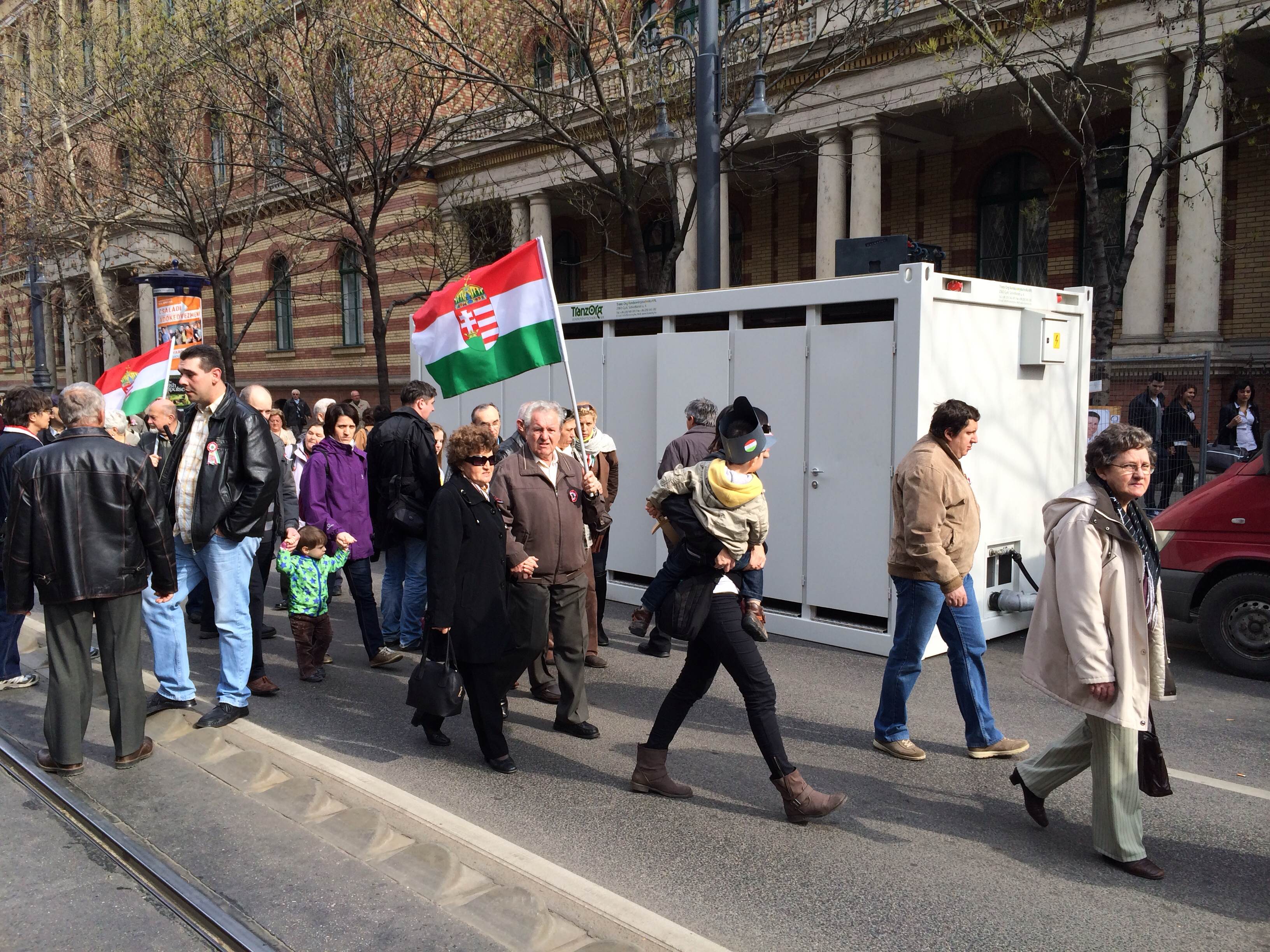 Illustration for article titled Március 15. - Pajkos esőcseppek a kopasz fejeken (Percről percre)