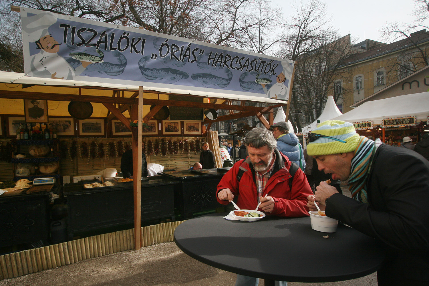 Illustration for article titled Egy ember 22 ezerért vett egy homárt, és befalta hidegen, műanyag tányérról