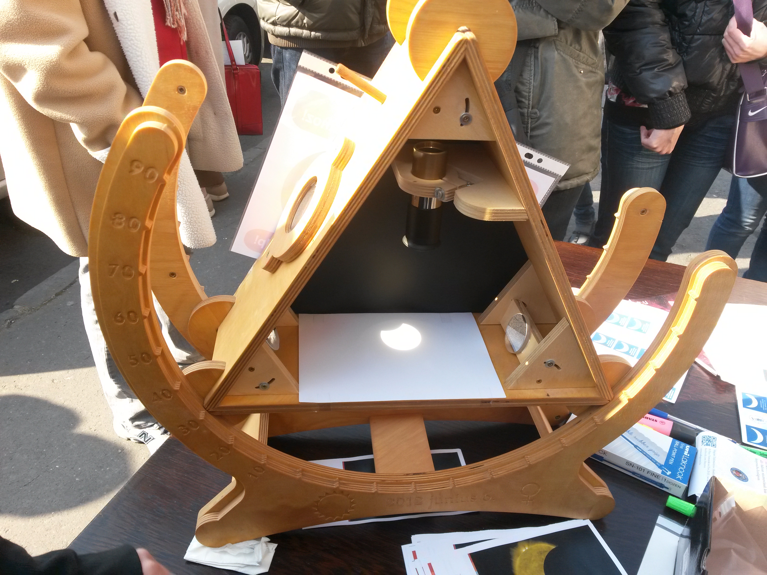 Nézd, Edina, úgy is látod, ha belenézel!