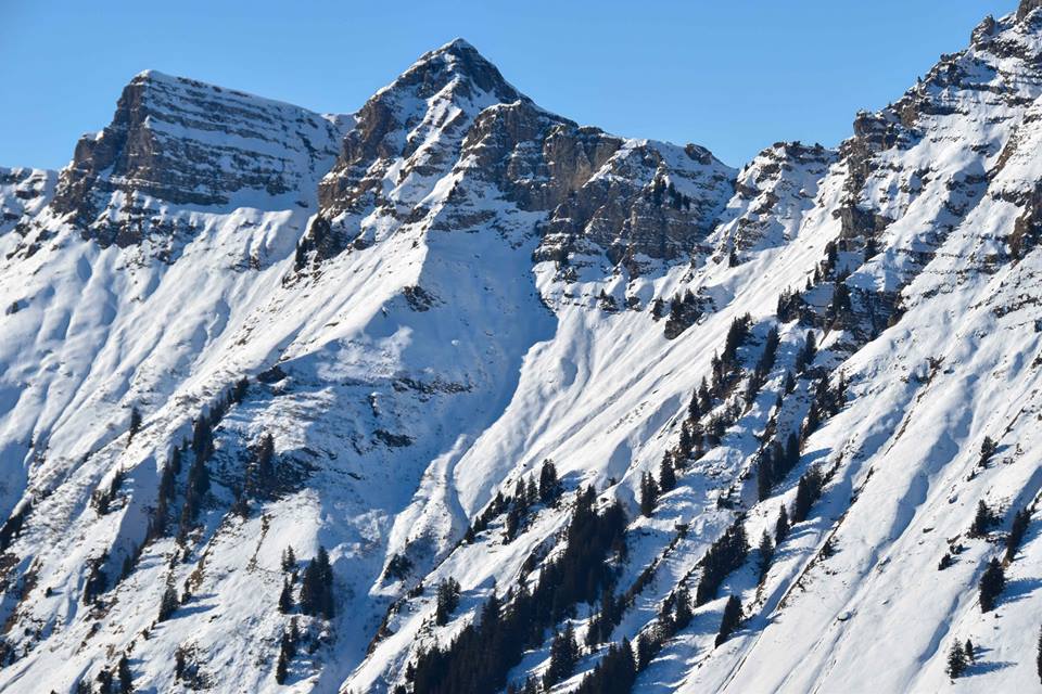 Középen az óriás feje. Téte du Géant.