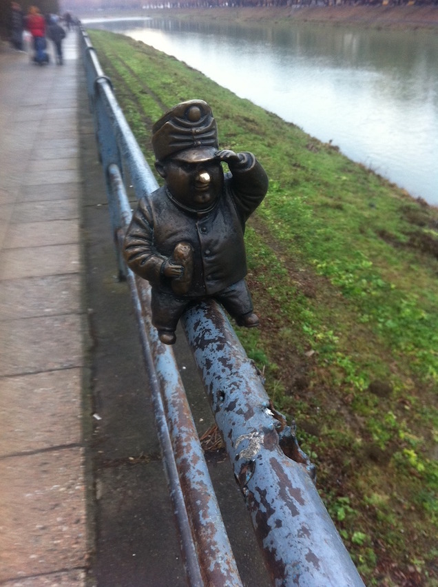 Illustration for article titled Svejk és a Szabadság után a Rubik-kocka is kapott miniszobrot Ungváron