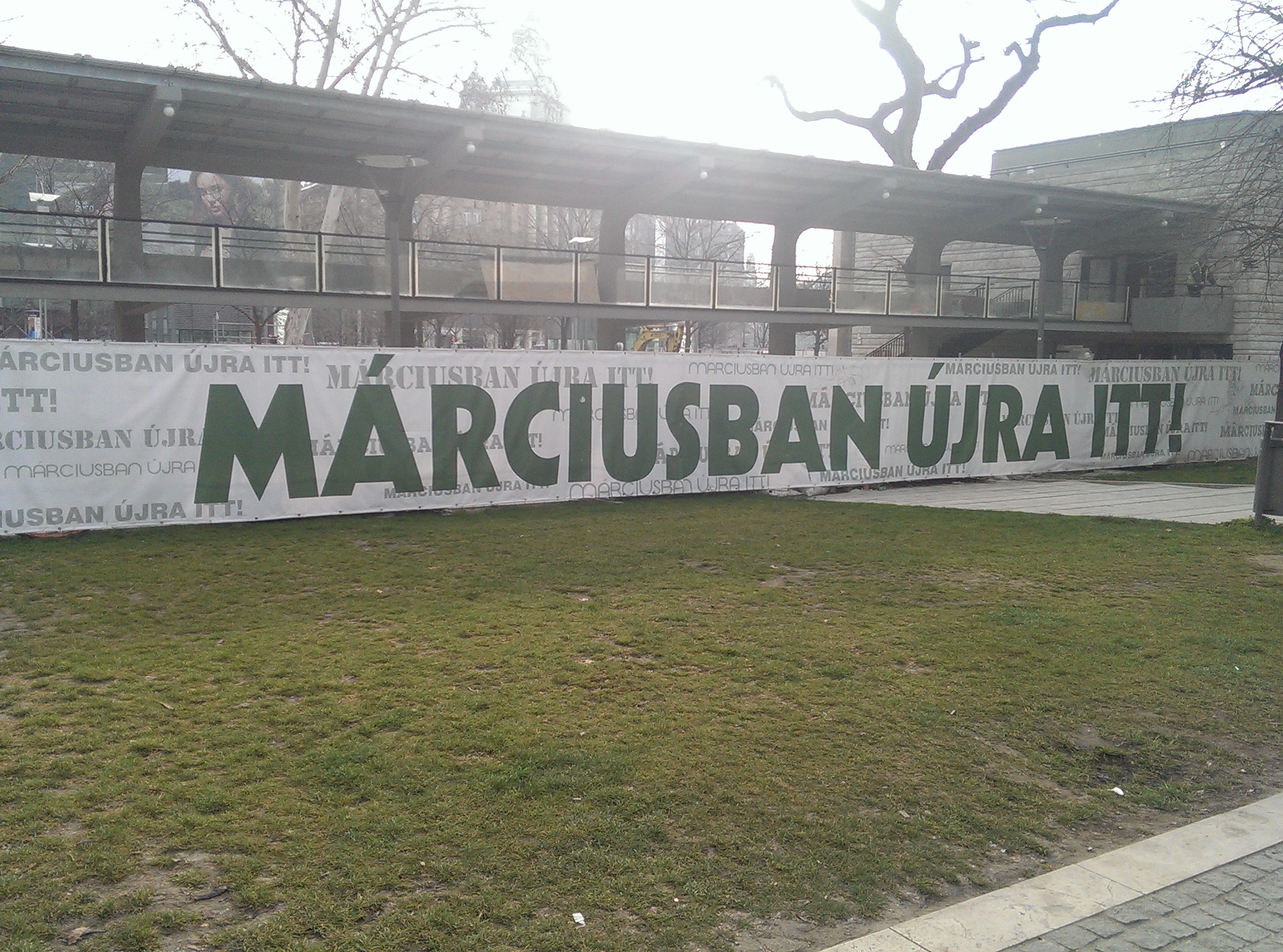 Illustration for article titled Március 15. - Pajkos esőcseppek a kopasz fejeken (Percről percre)