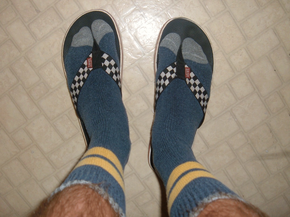 Hivatalosan betiltották a zokni-szandált a Közszolgálati Egyetemen