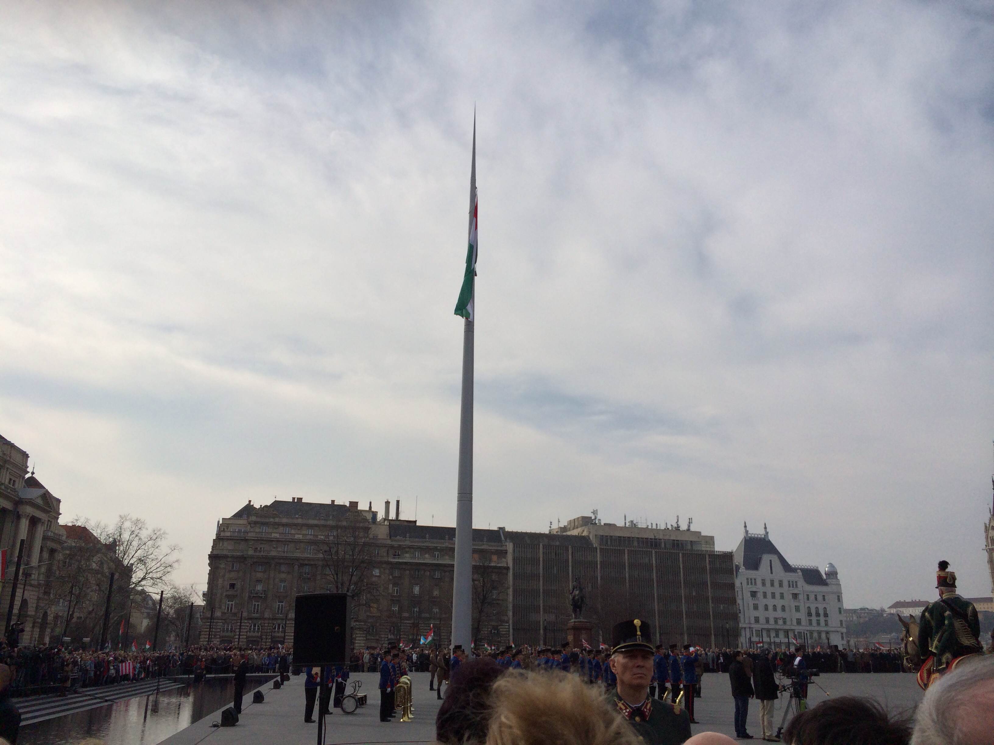 Illustration for article titled Március 15. - Pajkos esőcseppek a kopasz fejeken (Percről percre)