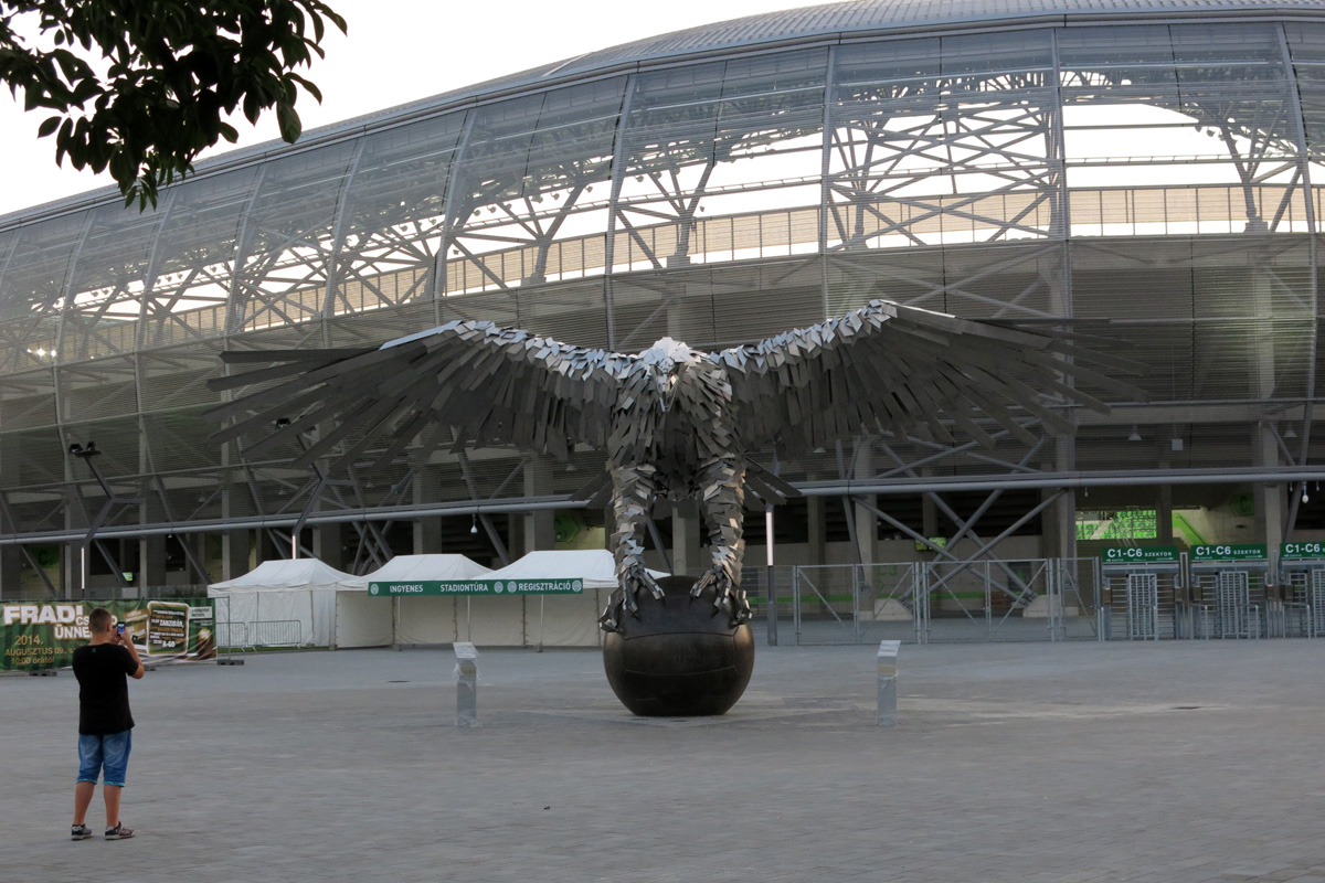 Illustration for article titled Mit gondoltok, az RTL Klub vagy a TV2 fog hirdetni a Fradi-stadionban?