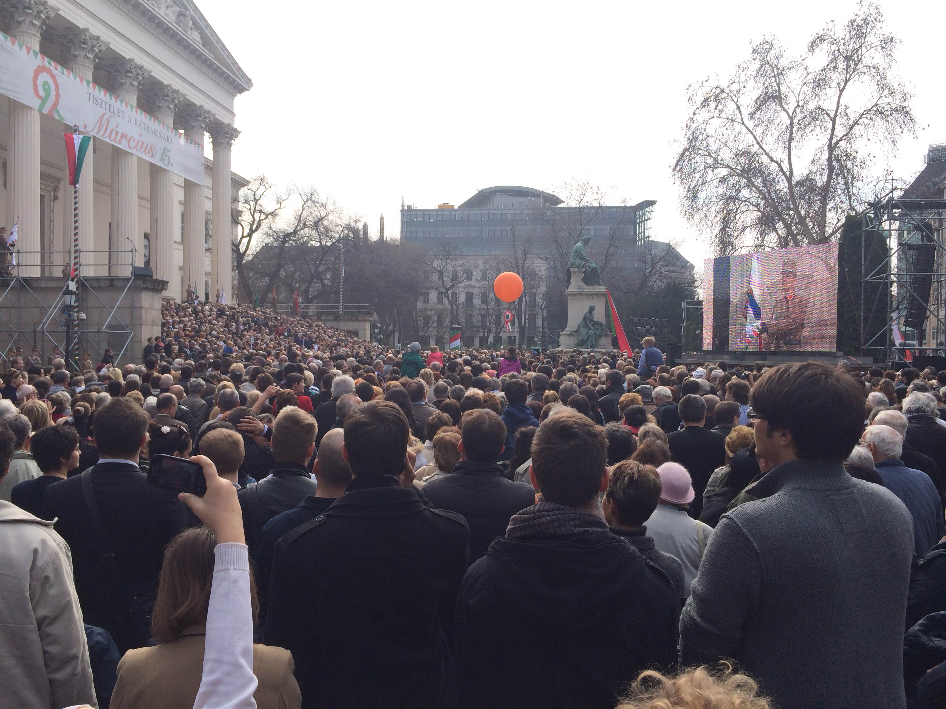 Illustration for article titled Március 15. - Pajkos esőcseppek a kopasz fejeken (Percről percre)