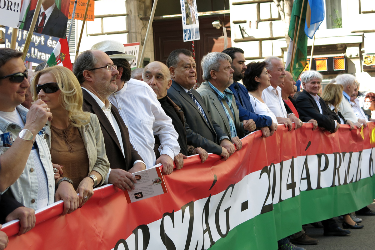 Illustration for article titled Harcba boldog jövőért megyünk – képeink a Második Békemenetről