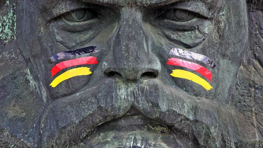 Csütörtökön kezdődik a focivébé, német színekbe öltöztették Marxot