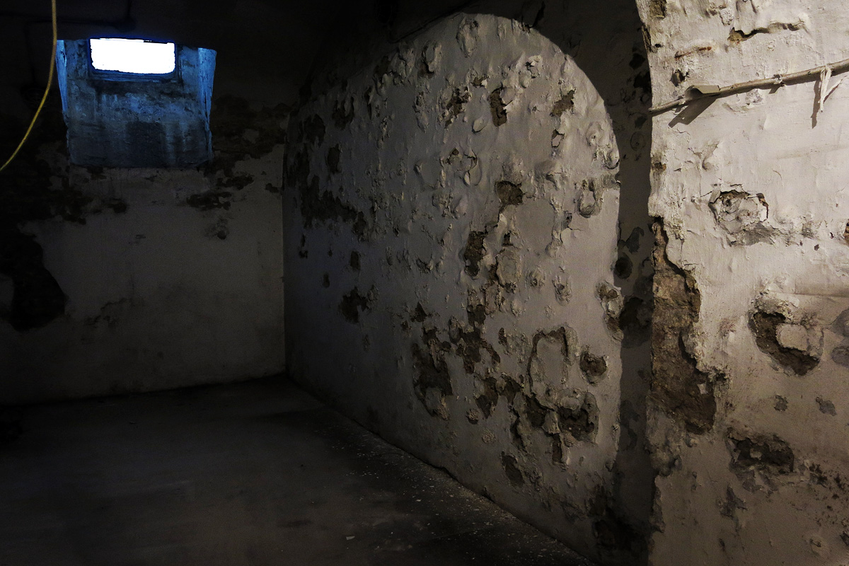 Illustration for article titled Ebbe az Andrássy úti bérpalotába költözik a Cink