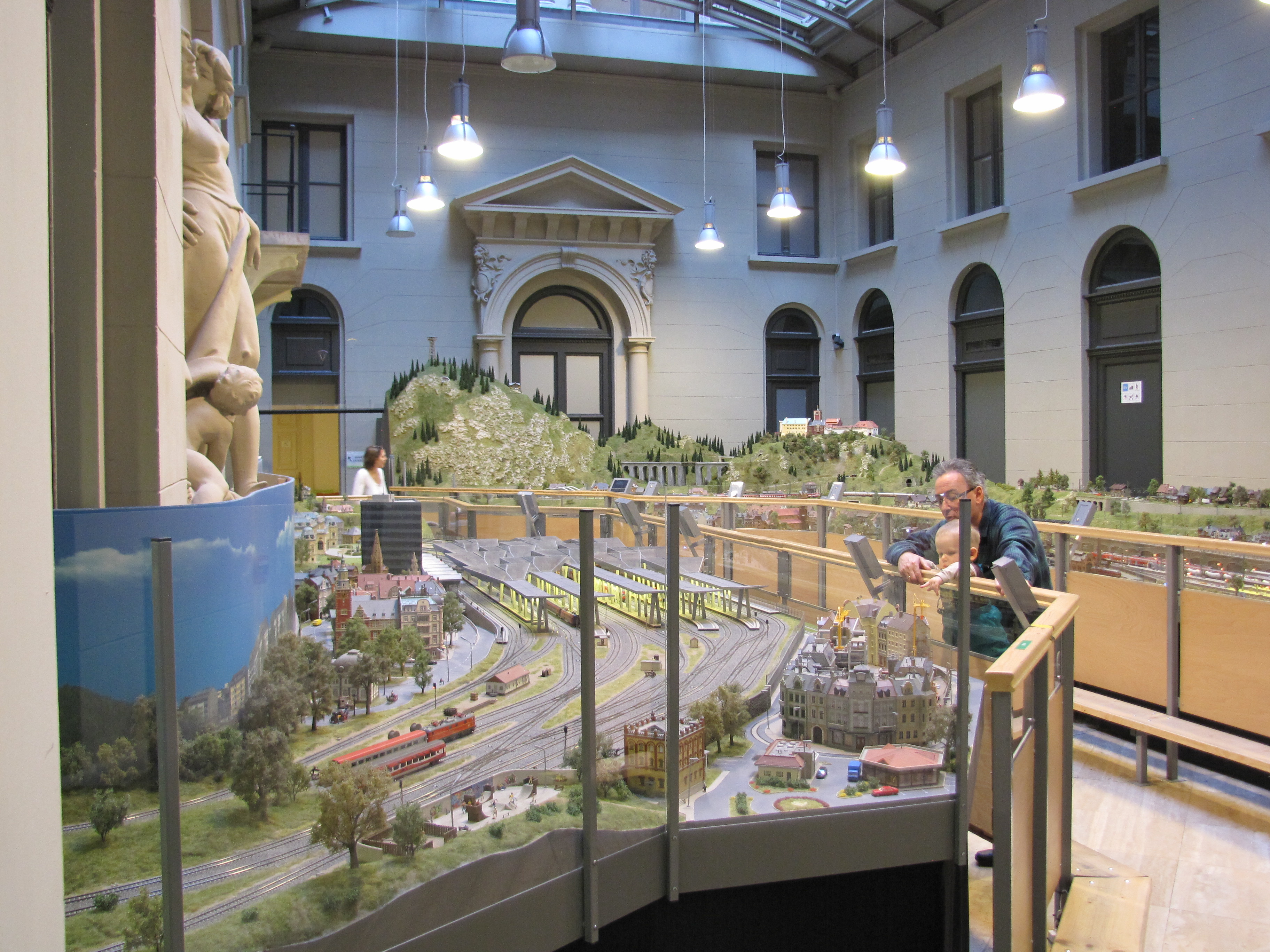 Illustration for article titled Megnéztük Budapest legmenőbb látványosságát az Andrássy úton