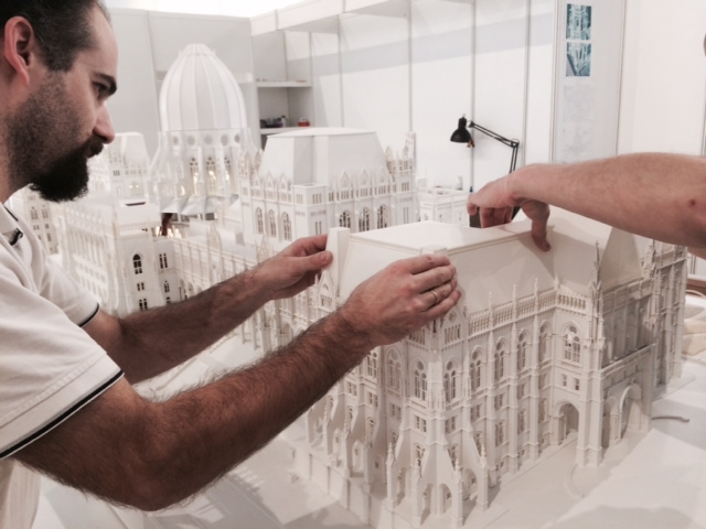 Illustration for article titled Tátva maradt a szám az Országházról készült csodamakett láttán