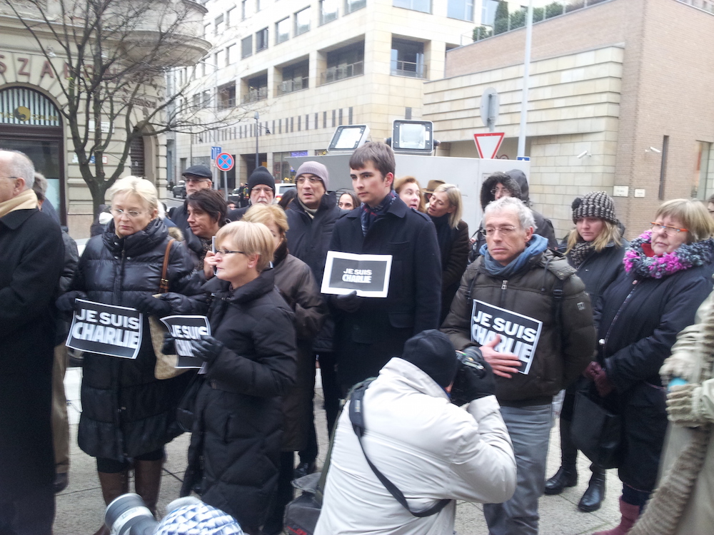 Megkezdődött a Charlie-megemlékezés a budapesti Francia Intézet előtt