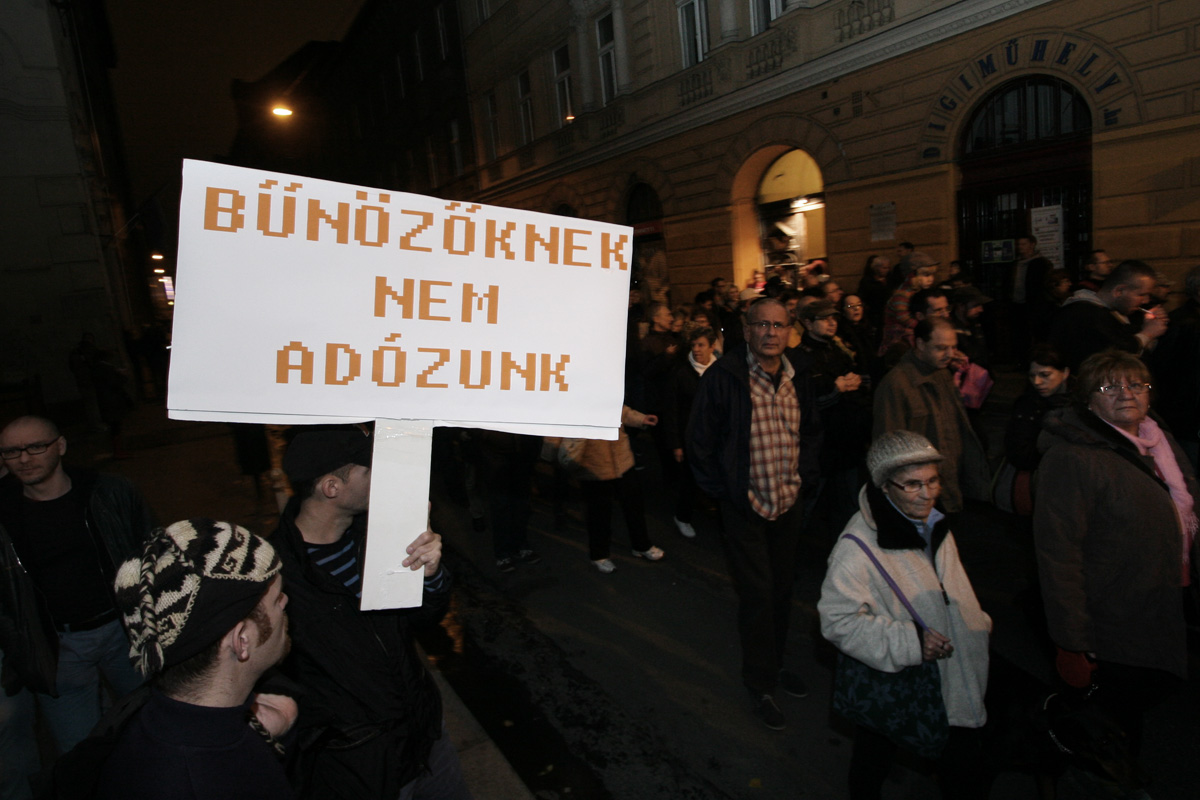 Illustration for article titled Tömegek követelték a Vida Ildikó és Orbán Viktor lemondását