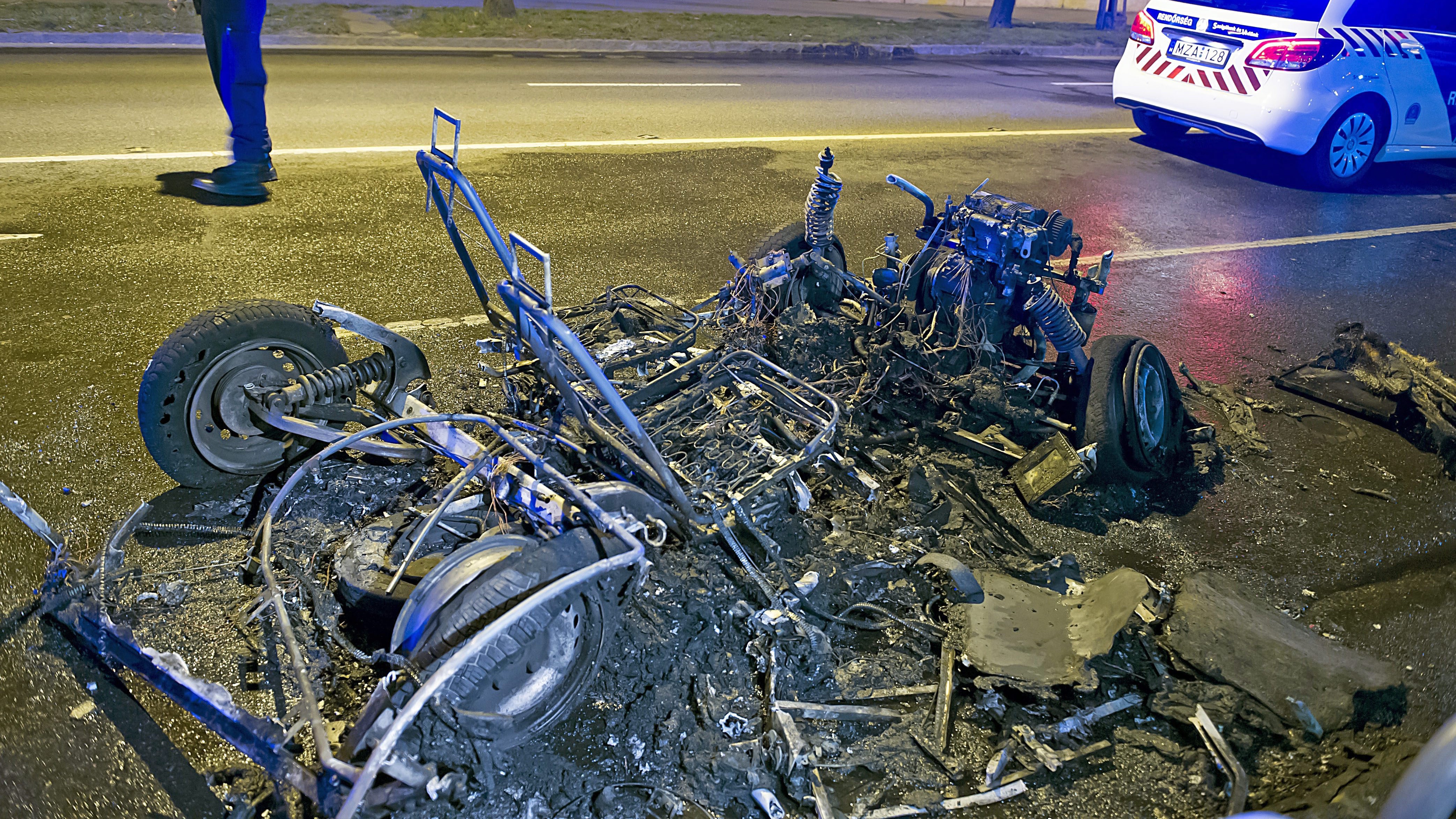 Felismered ezt a kocsit, ami porrá égett a Fiumei úton?