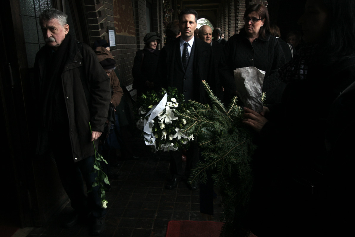 Illustration for article titled Elég egy szálat elszakítani – ma temették Borbély Szilárdot