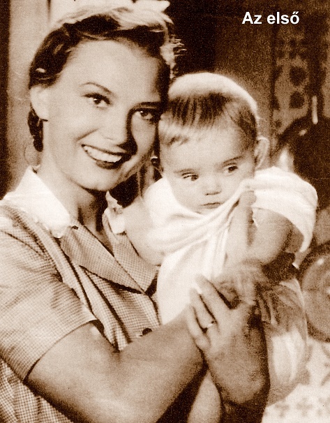 Szeleczky Zita (Lidi) “Az első” c. filmben éppen babázás közben