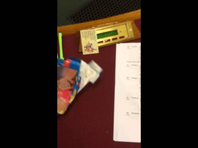 Ikotity levideózta, ahogy elteszi Orbán csokipapírját